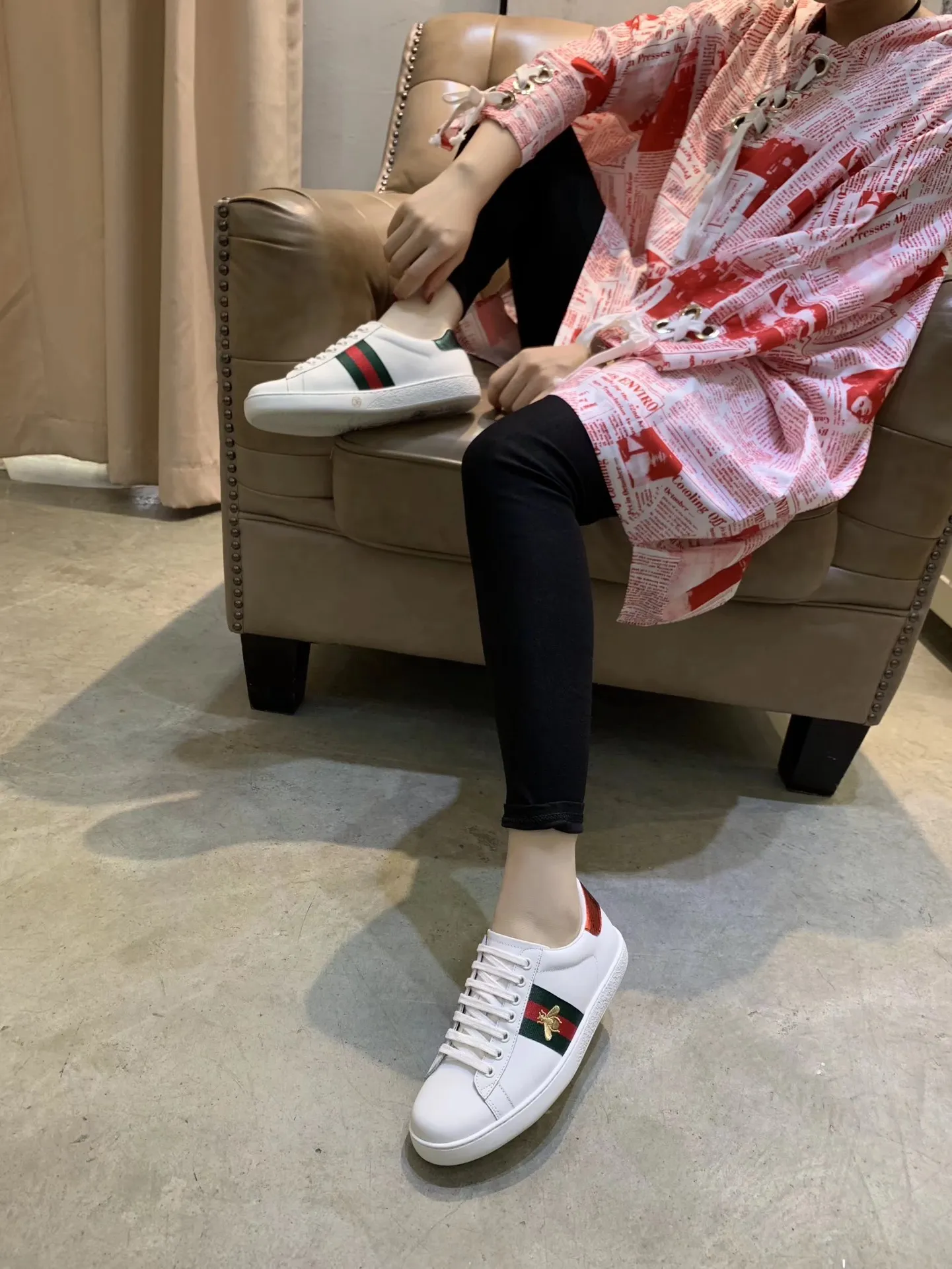 👟👟Ex-factory price 400👟👟Men's size +10 The new little bee GUCCI trendy model, launched at the counter👍top quality, wonderful presentation! Based on the basic model, the electric embroidered bee🐝 original 1:1 molded rubber outsole, flat bottom casual, and easy to match. The upper foot is super comfortable, the material is imported first-layer silk cowhide🐂. off white. Lining/foot padding sheepskin🐑. Code number: 34 to 44 with receipts, cards, tags and bags.